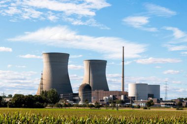 31 Ağustos 2025 'te soğutma kuleleri Almanya Gundremmingen olan Gundremmingen nükleer enerji santralinin geniş görünümü