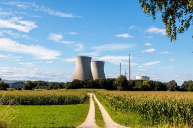 Gundremmingen Nükleer Santrali 'ne giden köy yolu Almanya, Gundremmingen, 31 Ağustos 2025