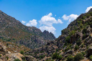 Dağ geçidi ve kayalık vadi manzarası Fransa Korsika 19 Haziran 2025