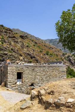 Eski taş ev dağlık vadide Fransa Korsika 19 Haziran 2025