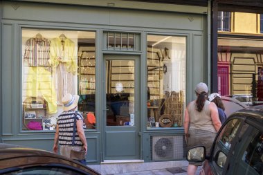 Bastia, Fransa, Korsika, Bastia 'da moda sergisi olan butik, 19 Haziran 2025