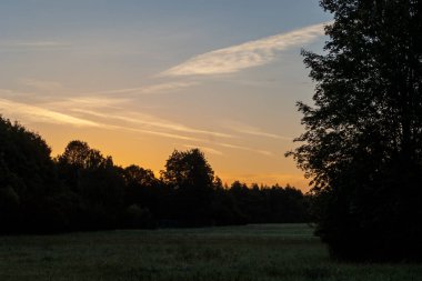 Çayırların ve ağaçların üzerinde gün batımı Almanya, Mering, 17 Eylül 2025