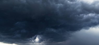 Gökyüzü, doğal yağmurdan önce karanlıktı..