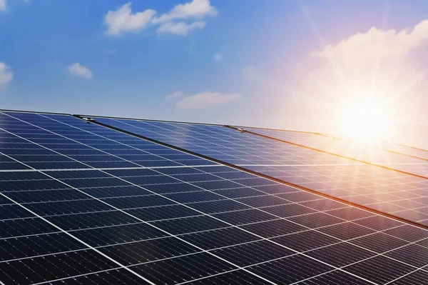 Paneles Solares Con Puesta Sol Fondo Cielo Azul Energía Limpia —  Fotos de Stock