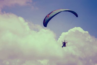 Paramotor bulutlu arka planda gökyüzünde uçuyor