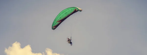 Paramotor Bulutlu Arka Planda Gökyüzünde Uçuyor — Stok fotoğraf