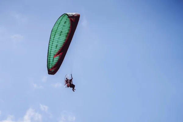 青い空を飛ぶパラモーター — ストック写真
