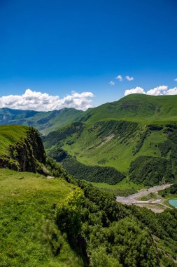 Gürcistan'daki yaz. Kafkas Dağları.