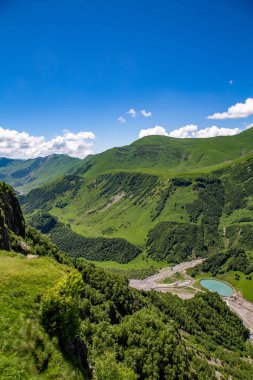 Gürcistan'daki yaz. Kafkas Dağları.