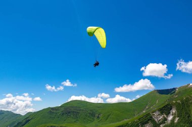 Kafkas Dağları. Georgiia moiuntains paraplane uçuş.