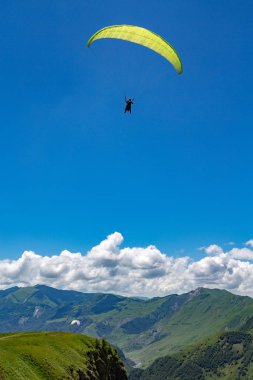 Kafkas Dağları. Georgiia moiuntains paraplane uçuş.