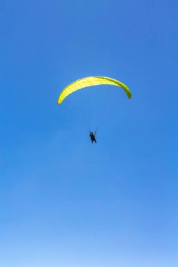 paraplane mavi gökyüzünde.