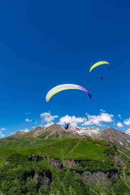 Kafkas Dağları. Georgiia moiuntains paraplane uçuş.