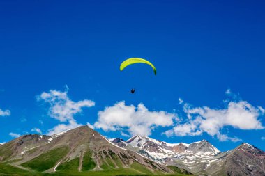Kafkas Dağları. Georgiia moiuntains paraplane uçuş.
