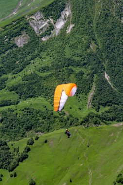 Kafkas Dağları. Georgiia moiuntains paraplane uçuş.