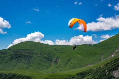 Kafkas Dağları. Georgiia moiuntains paraplane uçuş.
