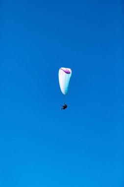 paraplane mavi gökyüzünde.
