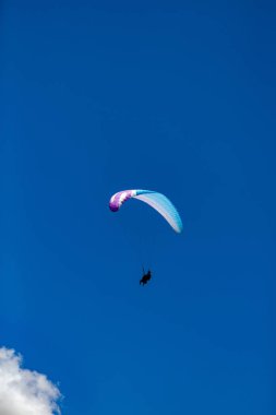 paraplane mavi gökyüzünde.