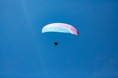 paraplane mavi gökyüzünde.