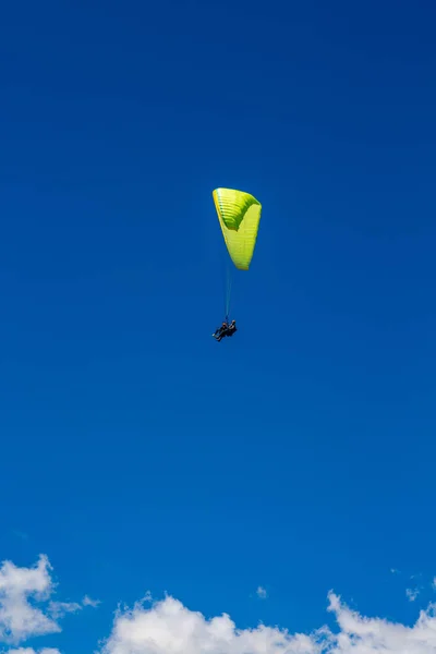 Gleitschirm Blauen Himmel — Stockfoto