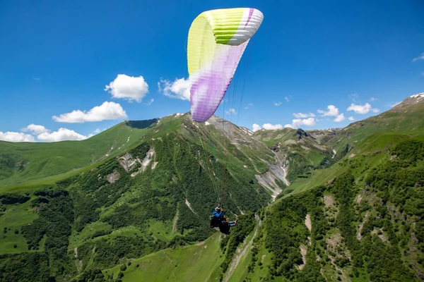 Caucasus Mountains Paraplane Flight Georgiia Moiuntains — Stock Photo, Image