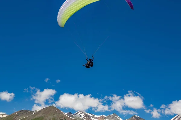 Caucasus Mountains Paraplane Flight Georgiia Moiuntains — Stock Photo, Image