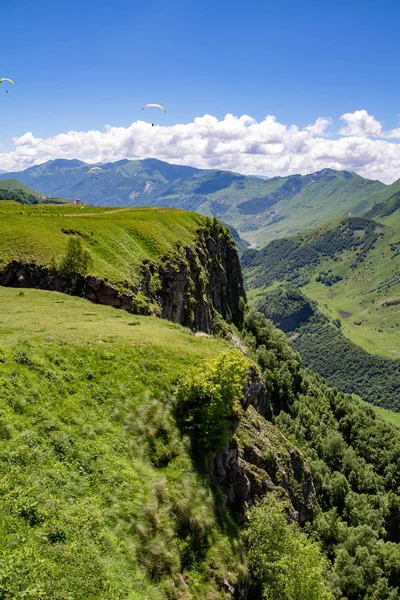 Kafkas Dağları Georgiia Moiuntains Paraplane Uçuş — Stok fotoğraf