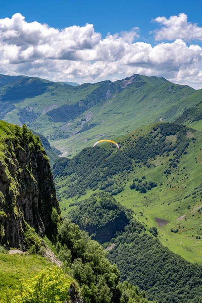 Kafkas Dağları Georgiia Moiuntains Paraplane Uçuş — Stok fotoğraf