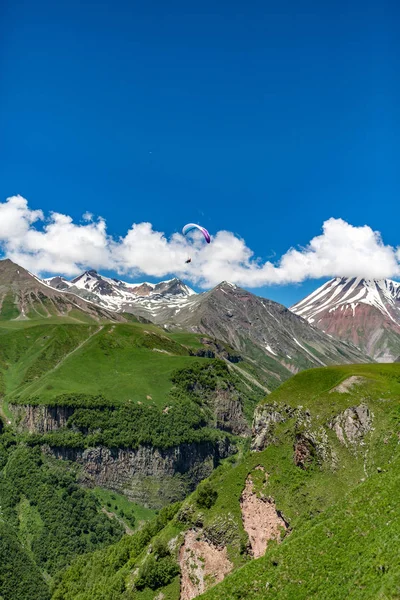 Кавказские Горы Полет Параплана Джорджии Moiuntains — стоковое фото