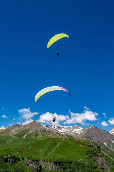 Kaukasus Bergen Paraplane Flyg Kickis Moiuntains Royaltyfria Stockfoton