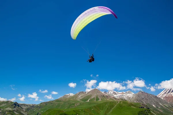 Στα Βουνά Του Καυκάσου Πτήση Paraplane Georgiia Moiuntains Εικόνα Αρχείου