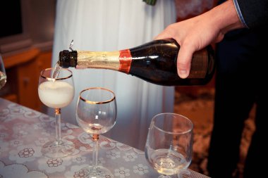 Bir düğün kutlamasında kadehe şampanya dökmek