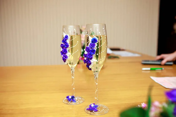 Bicchieri da sposa decorati di champagne sul tavolo — Foto Stock