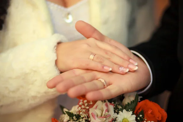 Mani di sposo e sposa — Foto Stock