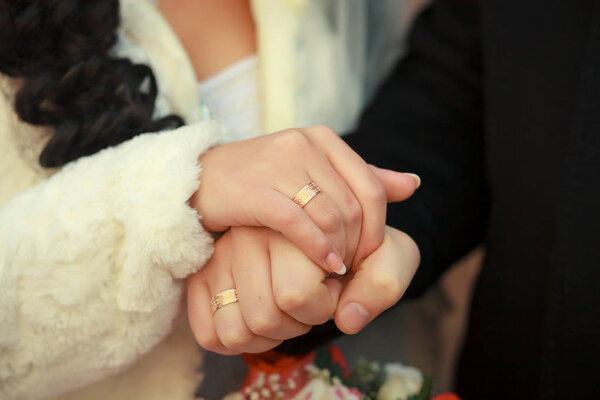 руки жениха и невесты