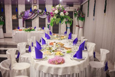 Dekorasyon düğün tablo çiçek ve mor renkler dallarında