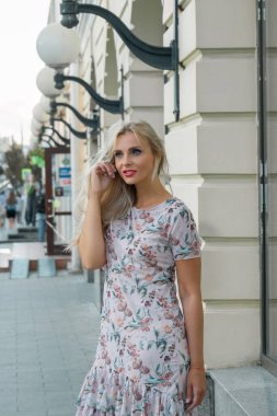 Şehirde kadın portresi