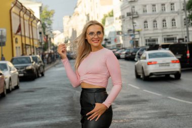 Şehirde kadın portresi