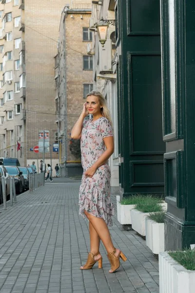 Стильный портрет женщины на улице в городе — стоковое фото