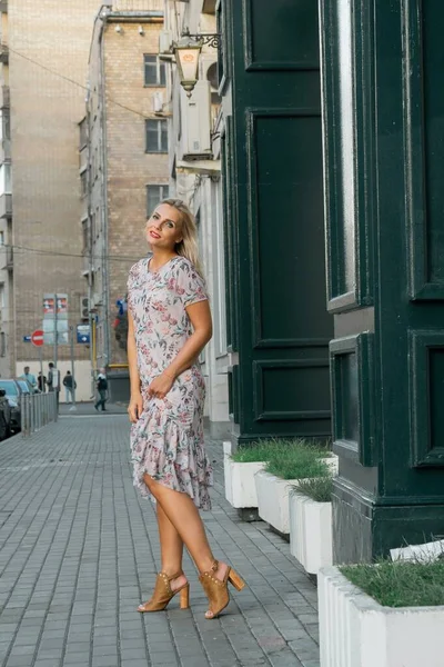 Stylish portrait of woman on street in city — Stock Photo, Image