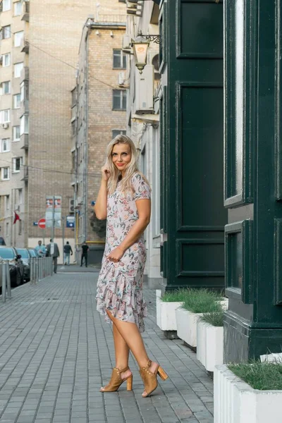 Stylish portrait of woman on street in city — Stock Photo, Image