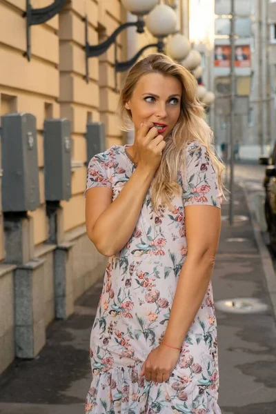 Junge blonde Frau drückt Emotionen aus. — Stockfoto