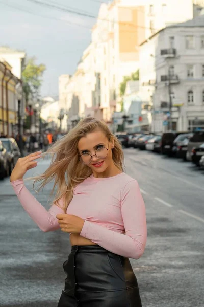 Sexy vrouw op straat — Stockfoto