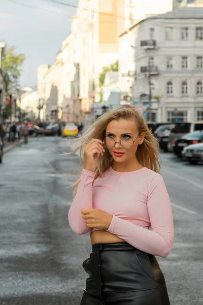 Sexy vrouw op straat — Stockfoto