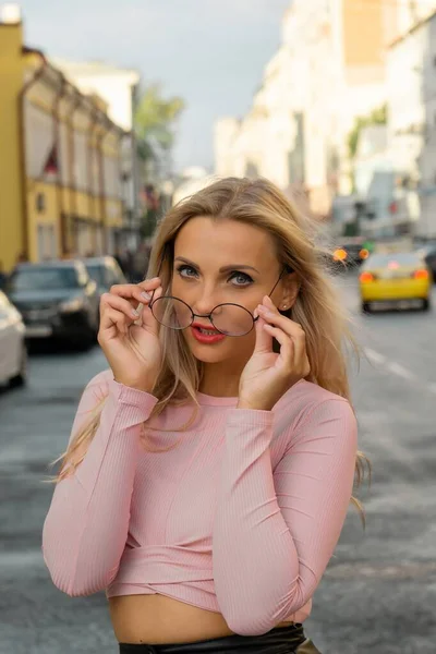 Sexy Frau auf der Straße — Stockfoto
