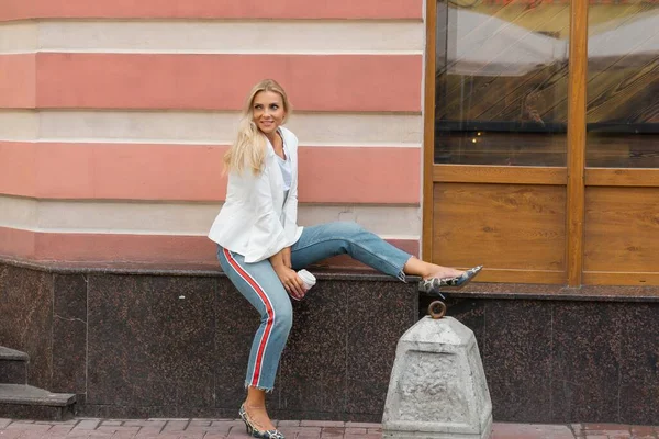 Sexy Frau auf der Straße — Stockfoto