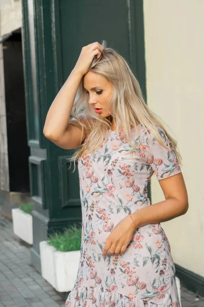 Sexy vrouw op straat — Stockfoto