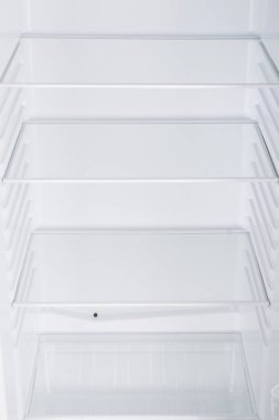 Yeni buzdolabı beyaz arka plan üzerinde izole