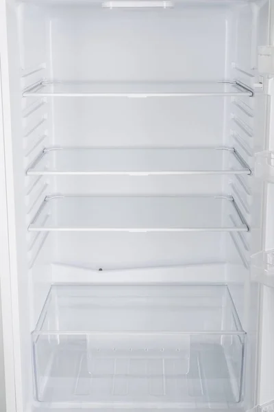 Yeni buzdolabı beyaz arka plan üzerinde izole