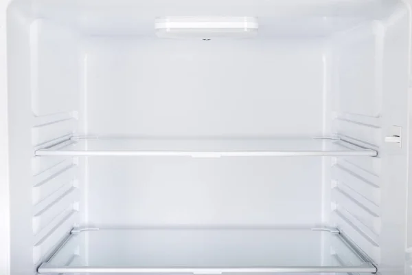 Yeni buzdolabı beyaz arka plan üzerinde izole